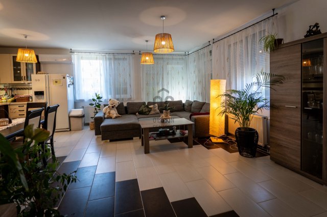 Eladó családi ház, Szolnokon 99.9 M Ft, 6 szobás