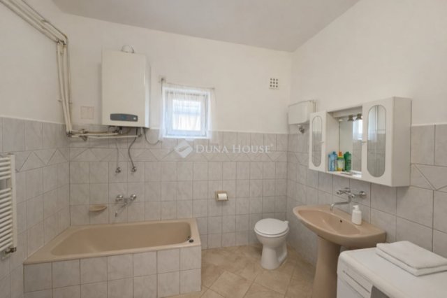 Eladó családi ház, Vecsésen 88 M Ft, 5 szobás