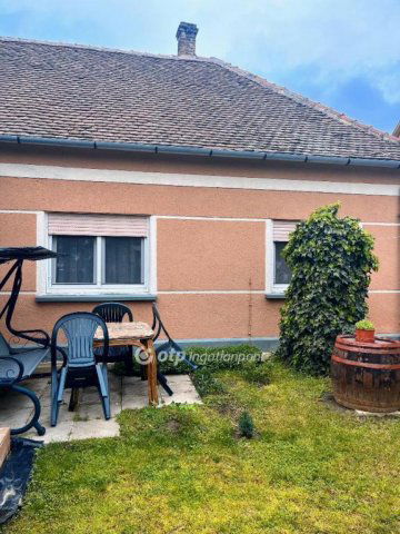 Eladó családi ház, Pécsett 42.9 M Ft, 3 szobás