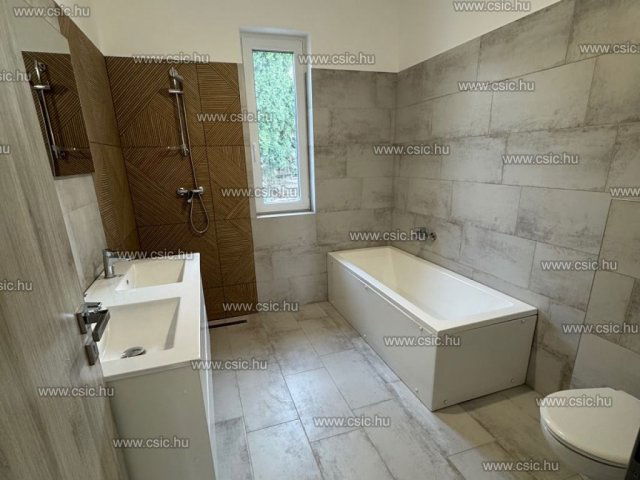 Eladó családi ház, Budapesten, XXI. kerületben, Királyerdő úton