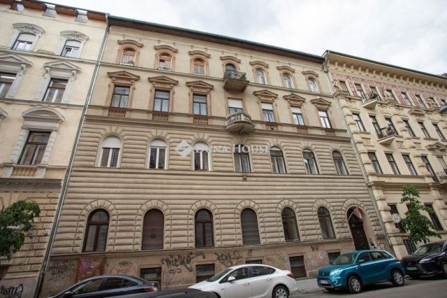 Eladó téglalakás, Budapesten, VI. kerületben 50 M Ft, 1 szobás