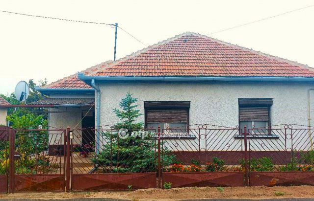 Eladó családi ház, Tiszajenőn 19.9 M Ft, 2 szobás