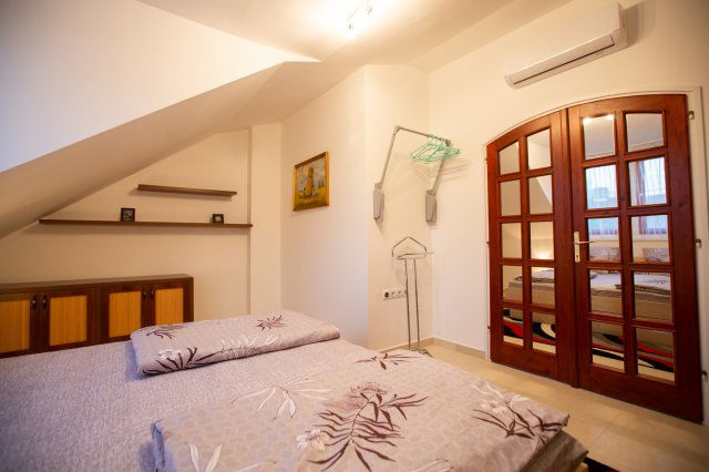 Eladó családi ház, Szegeden 289 M Ft, 12 szobás