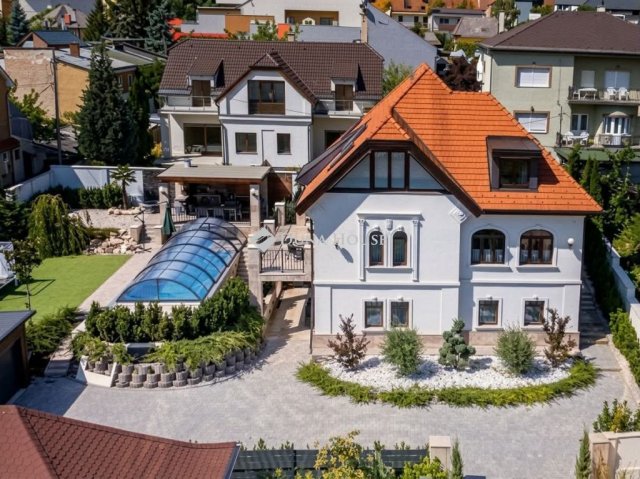 Eladó családi ház, Balatonfüreden 1000 M Ft, 8 szobás