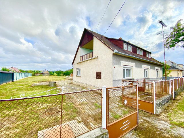 Eladó családi ház, Komáromban 60 M Ft, 4 szobás