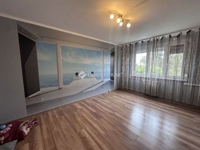 Eladó panellakás, Szegeden 62 M Ft, 3 szobás