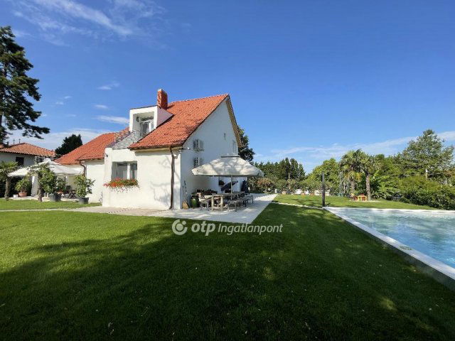 Eladó családi ház, Balatonbogláron 418.95 M Ft, 12 szobás