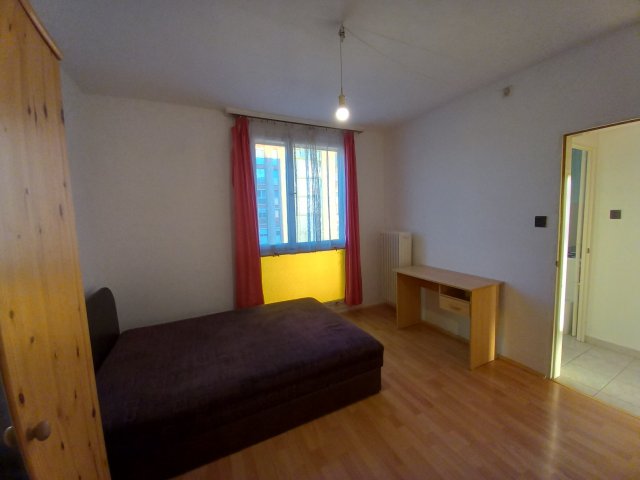 Kiadó panellakás, albérlet, Pécsett, Ifjúság útján, 3 szobás