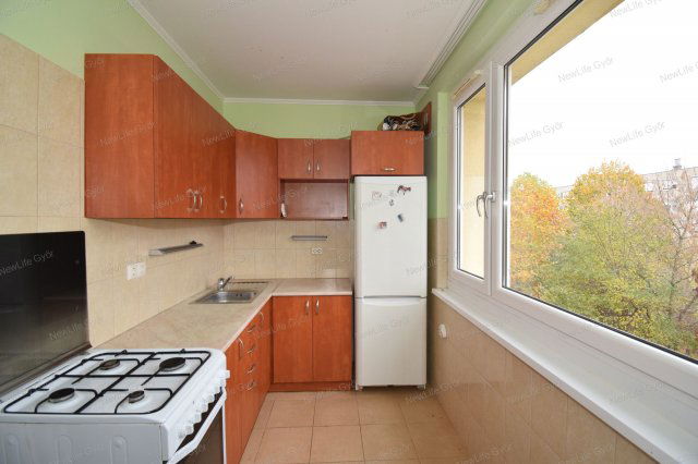 Eladó panellakás, Győrött 54.99 M Ft, 2+1 szobás