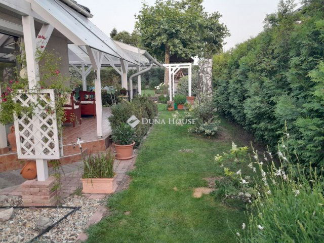 Eladó családi ház, Vecsésen 150 M Ft, 4 szobás