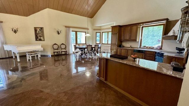 Eladó családi ház, Leányfaluban 571.5 M Ft, 6+1 szobás