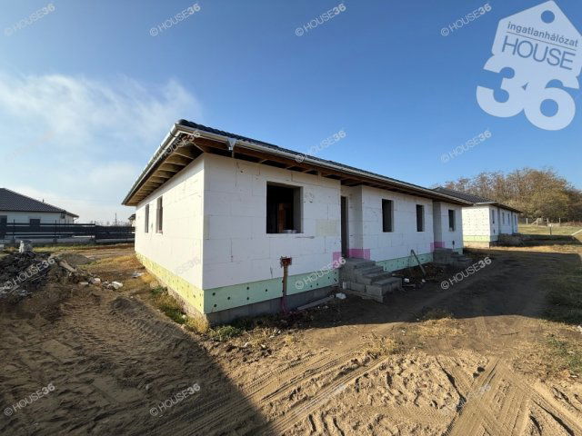 Eladó ikerház, Kecskeméten 83.9 M Ft, 4 szobás