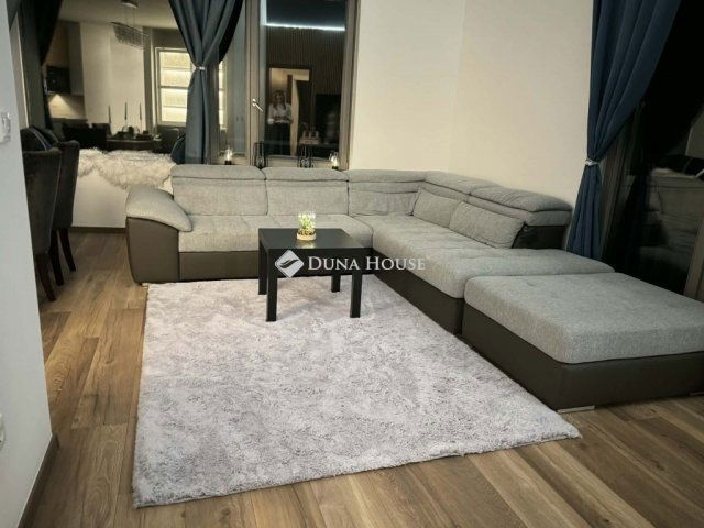 Eladó téglalakás, Esztergomban 125 M Ft, 5 szobás