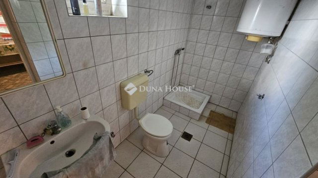 Eladó családi ház, Dunaföldváron 20 M Ft, 2 szobás