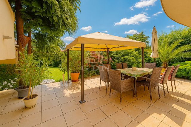 Eladó családi ház, Szentendrén 299 M Ft, 10 szobás