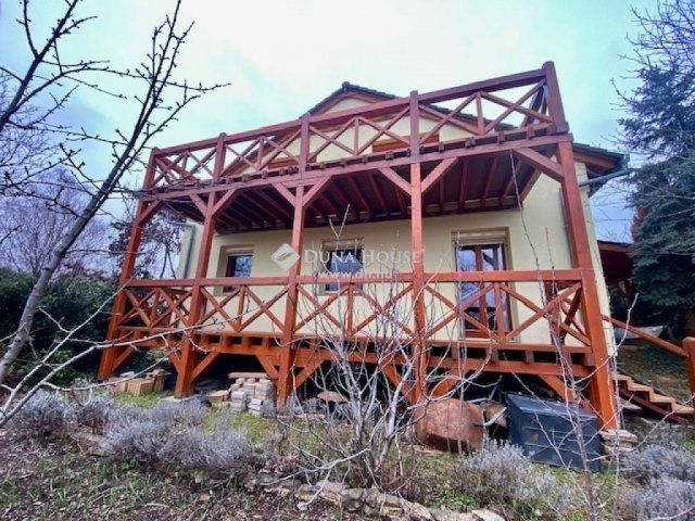 Eladó családi ház, Pécsett 250 M Ft, 9 szobás