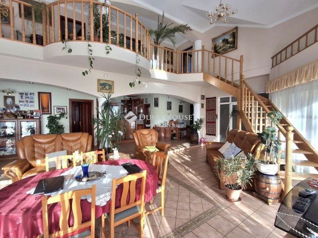 Eladó családi ház, Debrecenben 195 M Ft, 6 szobás