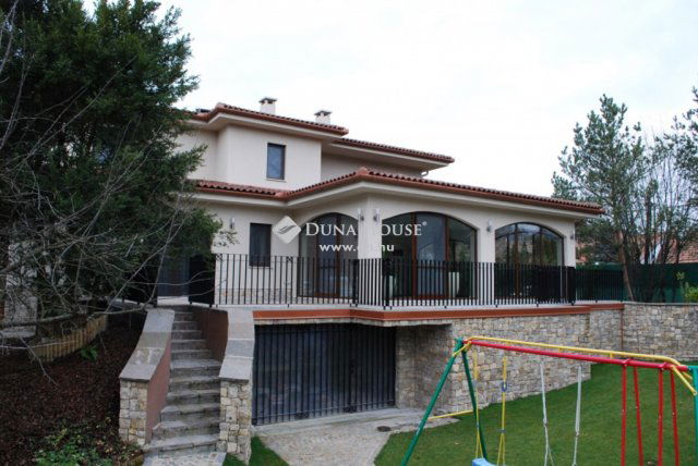 Eladó családi ház, Szentendrén 600 M Ft, 3 szobás