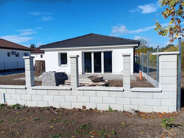 Eladó ikerház, Siófokon 89.9 M Ft, 4 szobás