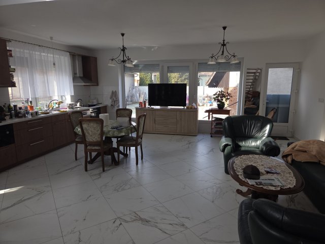 Eladó családi ház, Szegeden 260 M Ft, 7 szobás