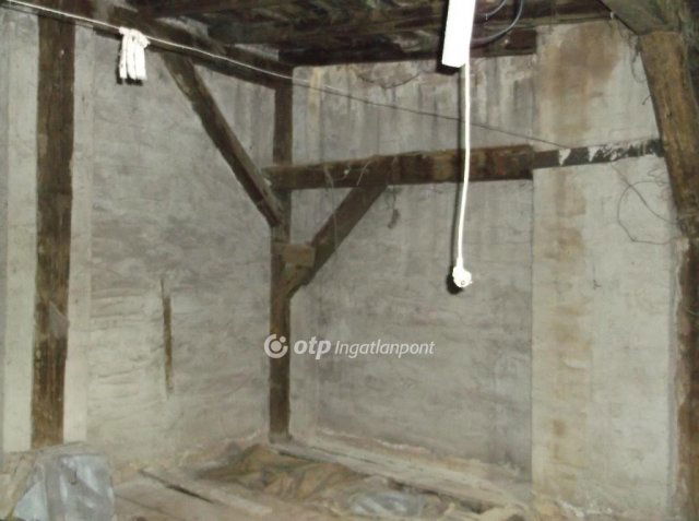 Eladó családi ház, Gyöngyösön 39.9 M Ft, 1 szobás