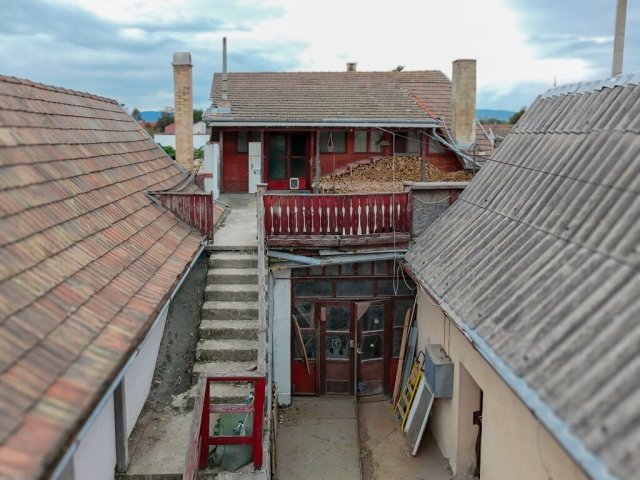 Eladó családi ház, Vácon 65.99 M Ft, 4 szobás