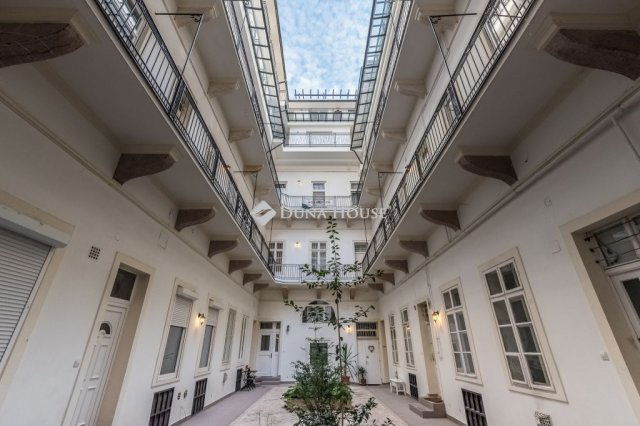 Eladó téglalakás, Budapesten, VI. kerületben 128 M Ft, 2 szobás