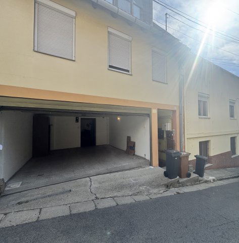 Eladó garázs, Pécsett, Radnics utcában 10 M Ft