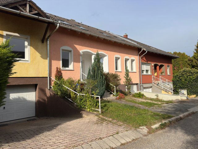 Eladó családi ház, Veszprémben 149.9 M Ft, 6+1 szobás