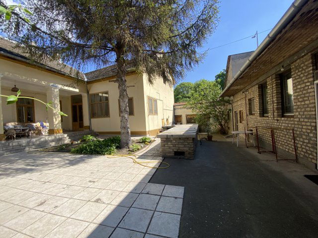 Eladó családi ház, Kecskeméten 250 M Ft, 10 szobás