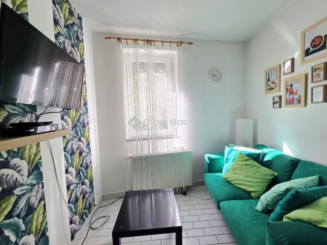 Kiadó téglalakás, albérlet, Pécsett 220 E Ft / hó, 3 szobás