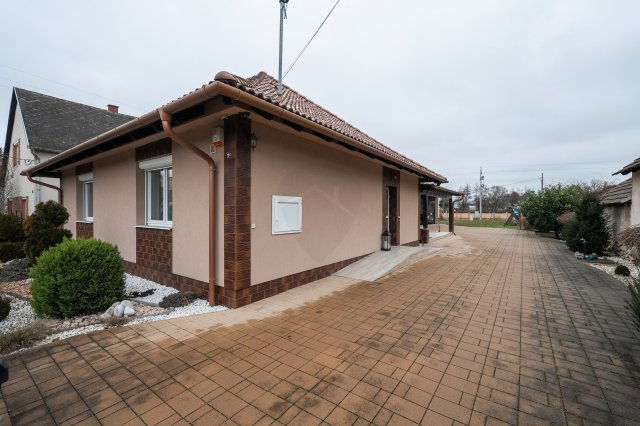 Eladó családi ház, Környén 169.9 M Ft, 4 szobás