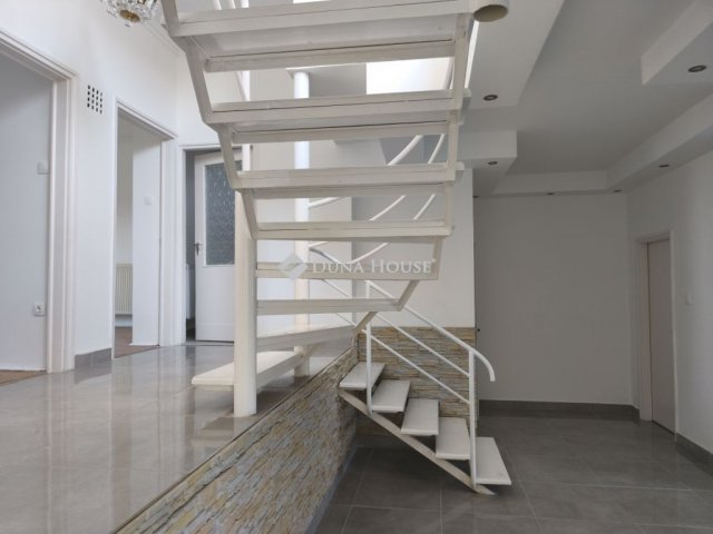 Eladó családi ház, Szécsényen 59.9 M Ft, 9 szobás