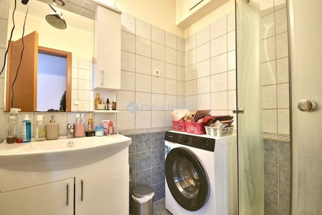 Eladó téglalakás, Budapesten, VI. kerületben 79.9 M Ft, 1 szobás