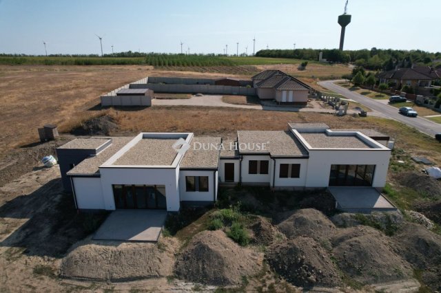 Eladó ikerház, Bábolnán 121 M Ft, 4 szobás