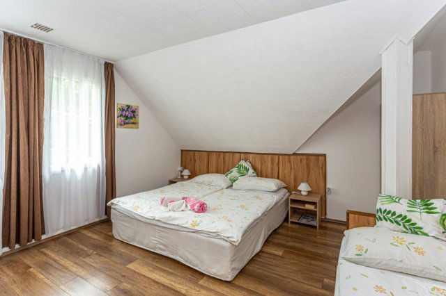 Eladó családi ház, Abaligeten 149 M Ft, 8 szobás