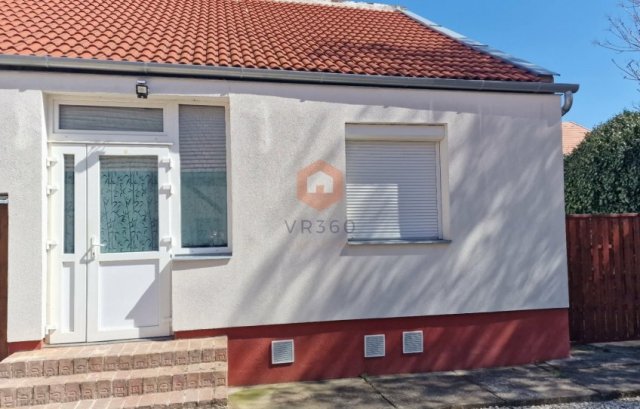 Eladó téglalakás, Pécsett 32 M Ft, 1 szobás