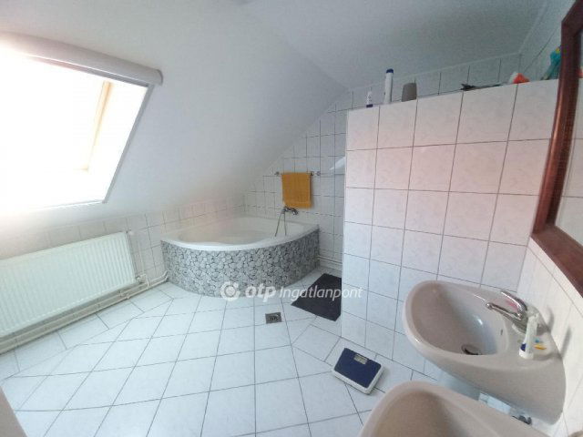 Eladó családi ház, Budapesten, III. kerületben 169 M Ft