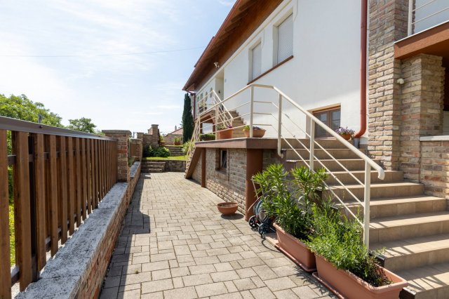 Eladó családi ház, Pákozdon 298 M Ft, 7 szobás