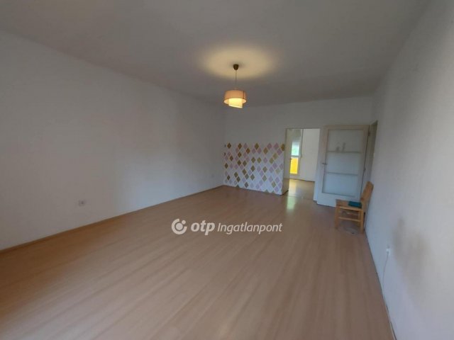 Eladó panellakás, Pécsett 39.7 M Ft, 2 szobás