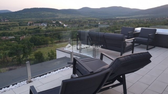 Eladó családi ház, Szentendrén 290 M Ft, 5 szobás