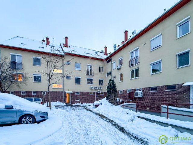 Eladó téglalakás, Budapesten, XIX. kerületben, Báthory utcában