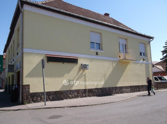 Eladó üzlethelyiség, Jászárokszálláson 58.5 M Ft, 1 szobás