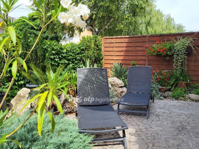 Eladó családi ház, Hévízen 275 M Ft, 14 szobás