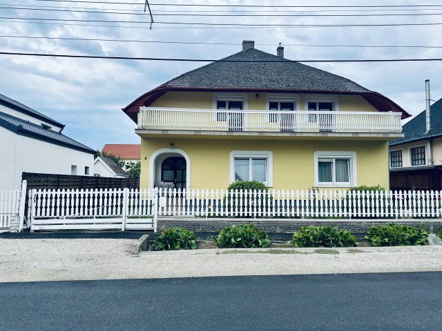 Eladó családi ház, Keszthelyen 149.9 M Ft, 7 szobás
