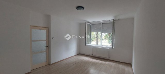 Eladó téglalakás, Tatabányán, Építők útján 31.9 M Ft