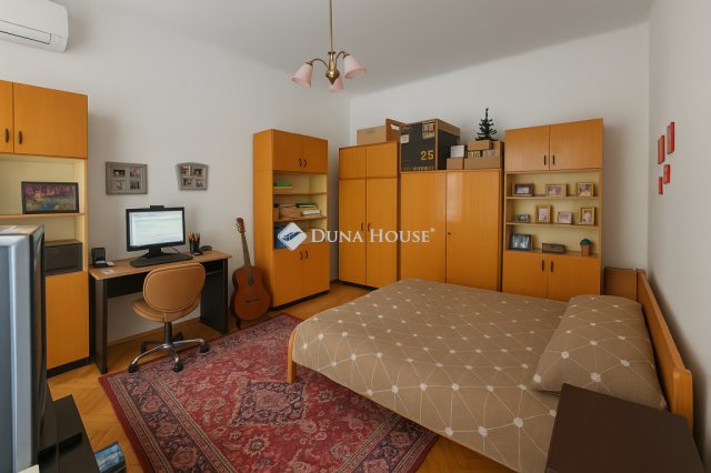 Eladó téglalakás, Budapesten, VI. kerületben 136 M Ft, 1 szobás