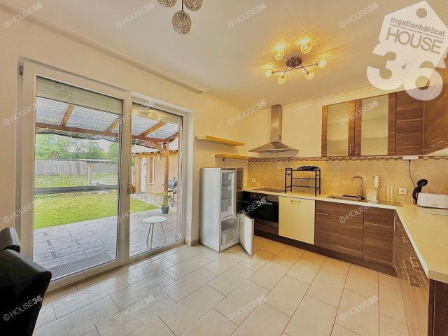 Eladó családi ház, Kecskeméten 99.9 M Ft, 4 szobás