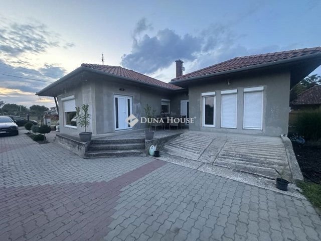 Eladó családi ház, Cegléden 74 M Ft, 5 szobás