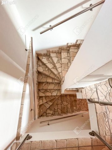 Eladó családi ház, Komáromban 131.2 M Ft, 5 szobás